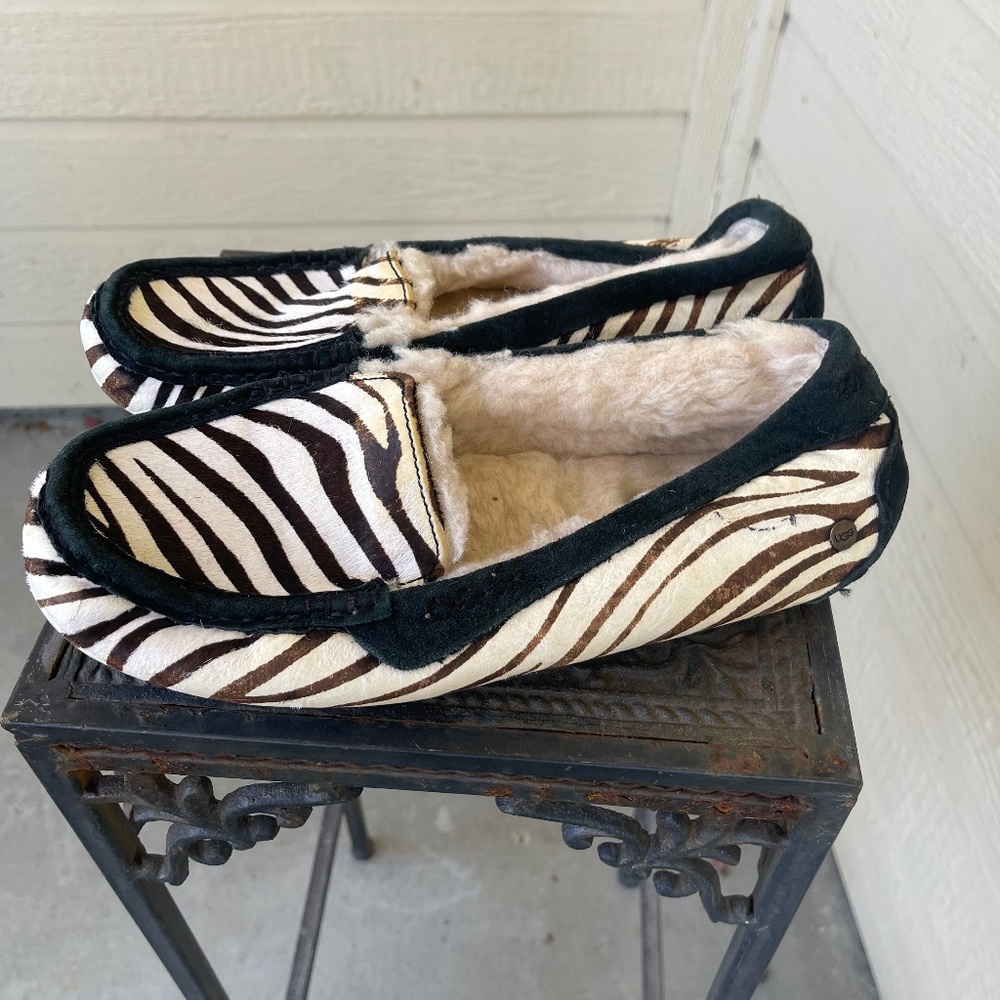 UGG Ansley Exotic zebra print slippers bovine fur upper sheepskin lining size 9
